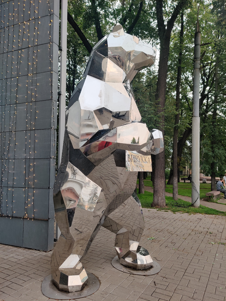 Оригинальная стальная скульптура при входе в ресторан "Бирукка"