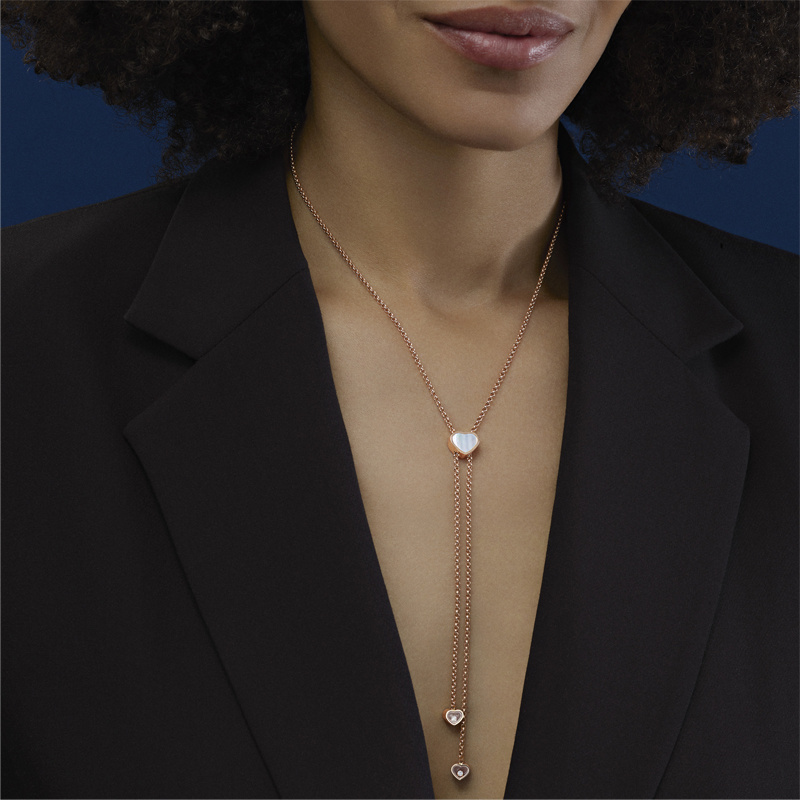 На фото: колье Chopard Happy Hearts из розового золота с плавающими бриллиантами и перламутром