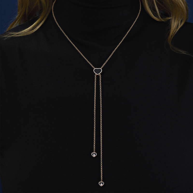 На фото: колье Chopard Happy Hearts из розового золота с плавающими бриллиантами и ониксом