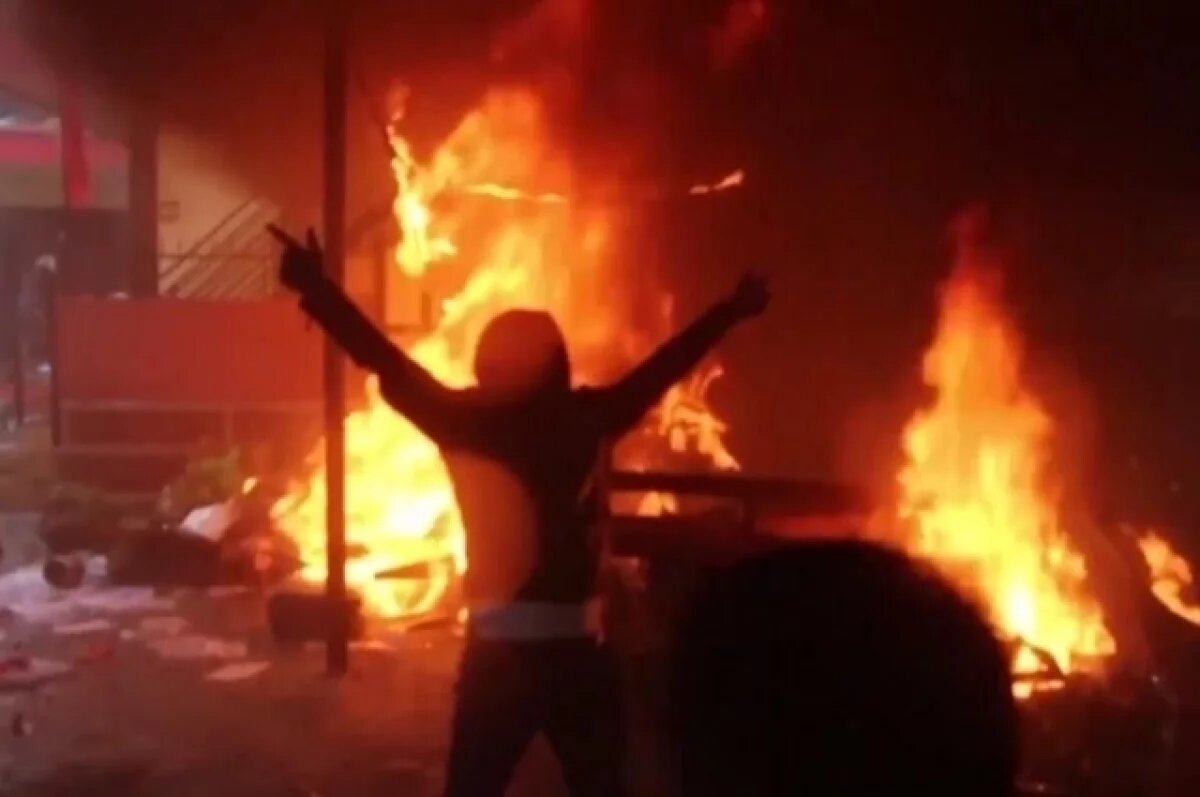     Протестующие также подожгли Верховный суд, полицейские участки и дома действующих и бывших чиновников.