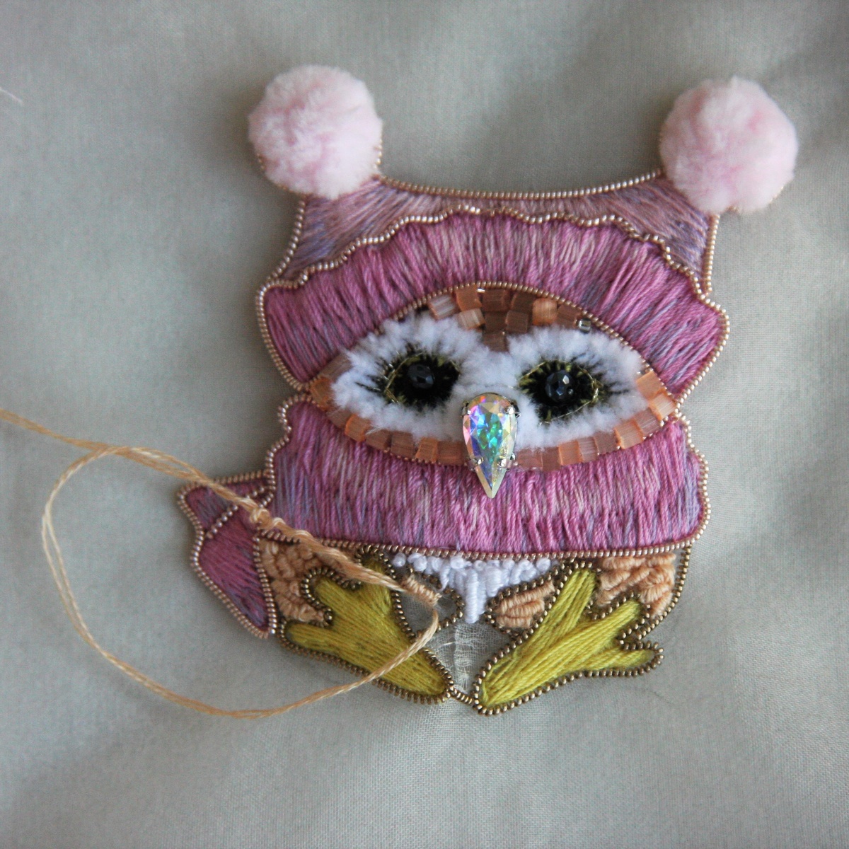 Аккуратно вытянули иглу через намотанную на неё нить 