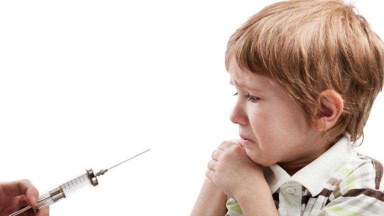    Ребенок боится уколов. Фото ВК
