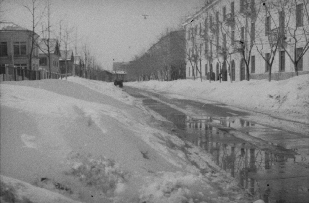 Средняя Первомайская улица. Справа — дом №15, снесенный в 1990-е гг. Фотография из семейного архива Галины Минковой, 1965 г. Изображение использовано в порядке цитирования. 