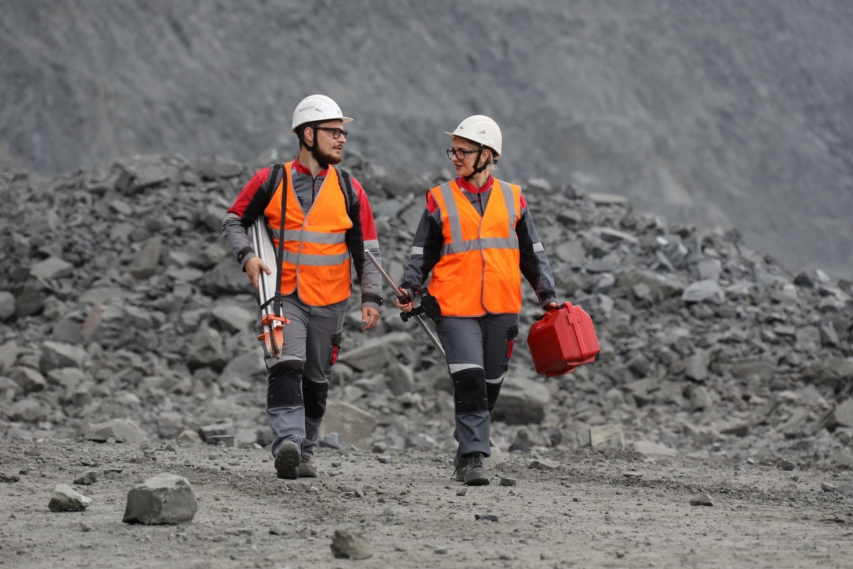 Более 30 000 шагов  за смену проходят вместе по карьеру супруги Хоронжины.
