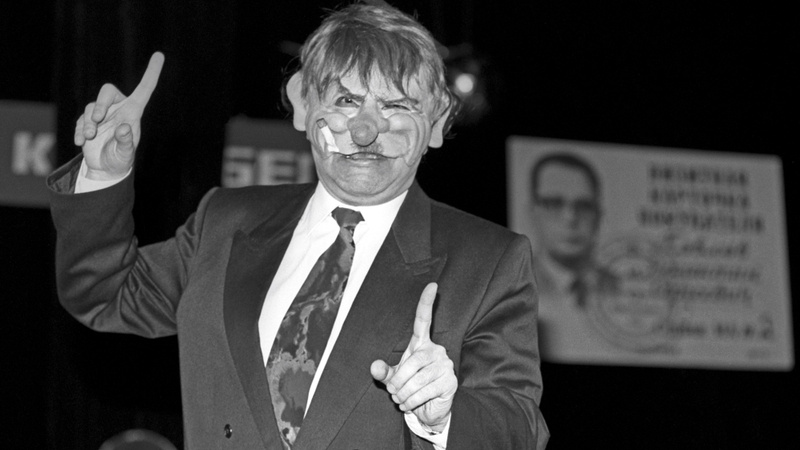    Евгений Петросян участвует в спектакле «Дураки мы все» в 1991 году. Николай Малышев/ТАСС, архив