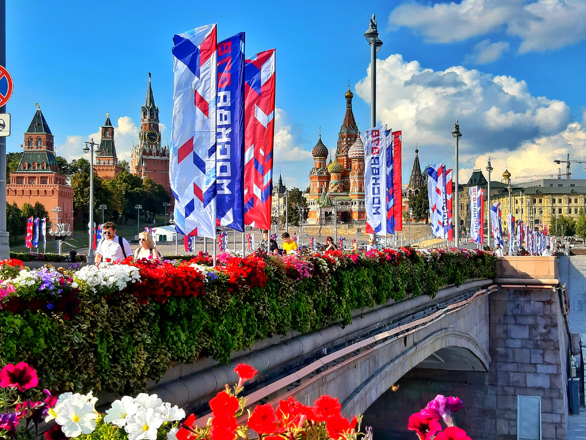 Москве - 878 лет. Празднично украшенный Большой Москворецкий мост.