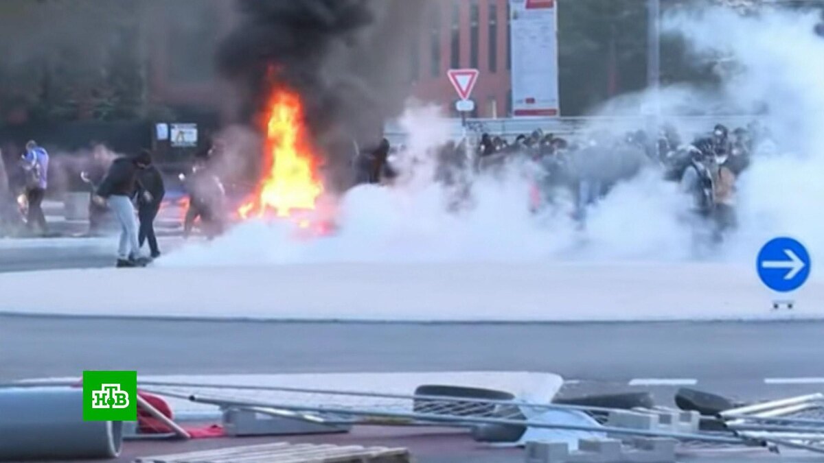    Кадры столкновений протестующих с полицией во Франции