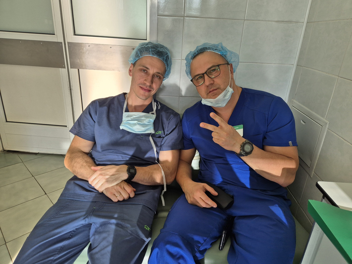 Врачи Матвеев М.О. и Алаев О.С. в ожидании операции