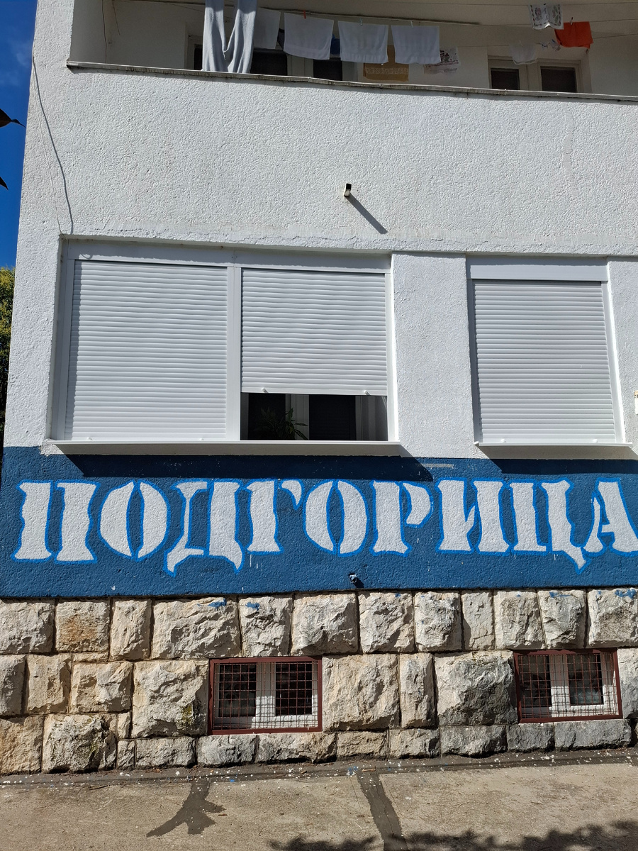 Граффити фанатов ФК Будучност с названием своего города. Подгорица. Черногория
