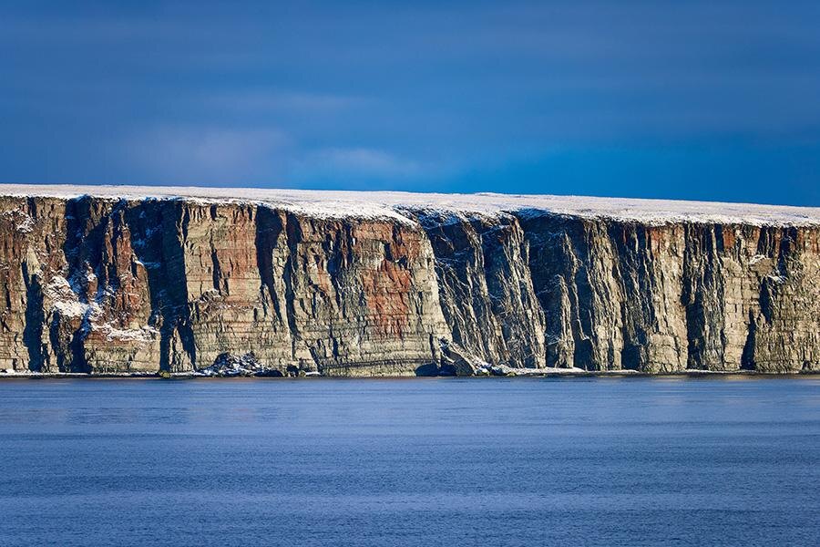 Азамат Фархутдинов / ТАСС📷Вид на остров Столбовой с научно-экспедиционного судна «Михаил Сомов» во время рейса по снабжению полярных станций на Северном морском пути, Республика Саха (Якутия), 6 октября 2024 года