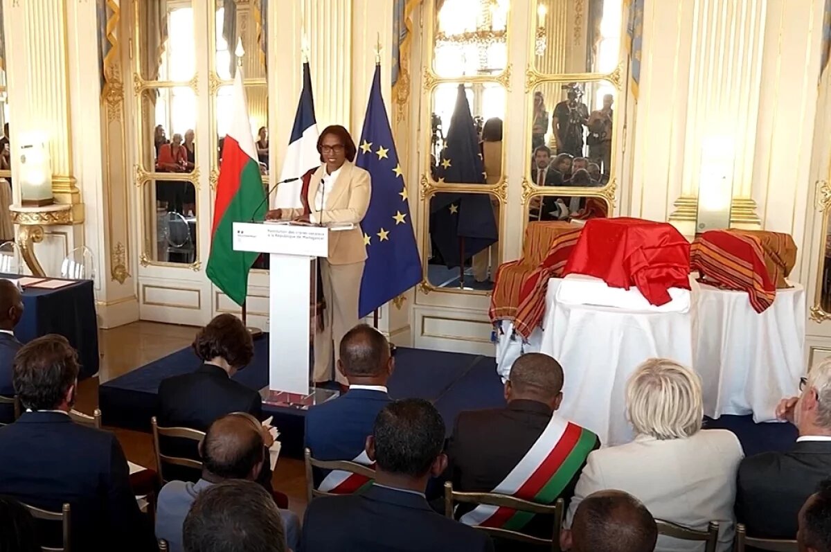    Министерство культуры Франции передало Мадагаскару три черепа представителей народности сакалава, вывезенных в Париж в качестве военных трофеев.