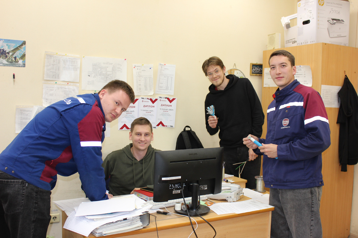 Сотрудники КТБ проводов и кабелей Александр Жикин, Артем Корелин, Вадим Коротаев и Роман Кутявин