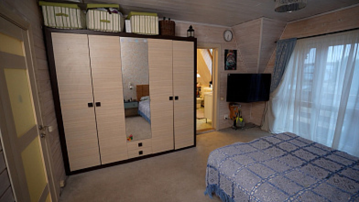 Так выглядела комната до переделки. Героям настолько наскучило дерево, что в спальне они пытались создать иллюзию городской квартиры 