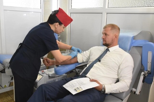    Вручение награды Алексей Никулин совместил с очередной сдачей крови. Фото: пресс-служба Минздрава РК/ Виталий Парубов