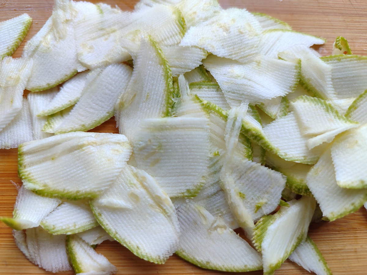 Кожуру не снимаем, если плод молодой.