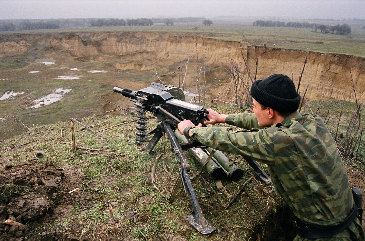 Морской пехотинец ведёт огонь из автоматического гранатомёта. Чечня