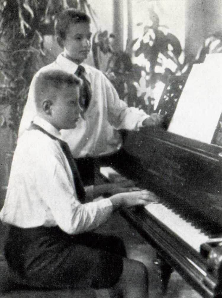 Борис Чайковский и Александр Чугаев на занятии в школе