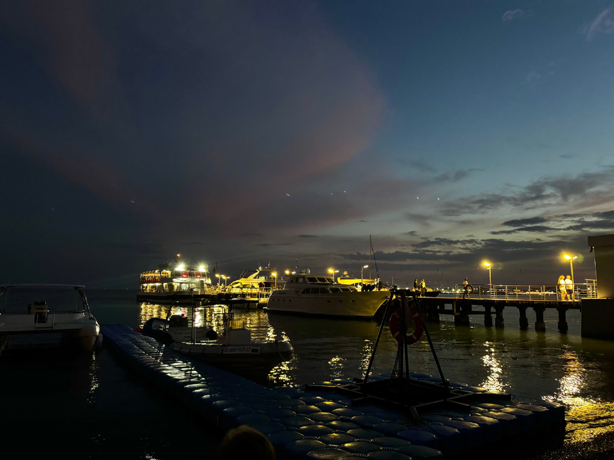 Красивый причал красивого города. Фото автора.