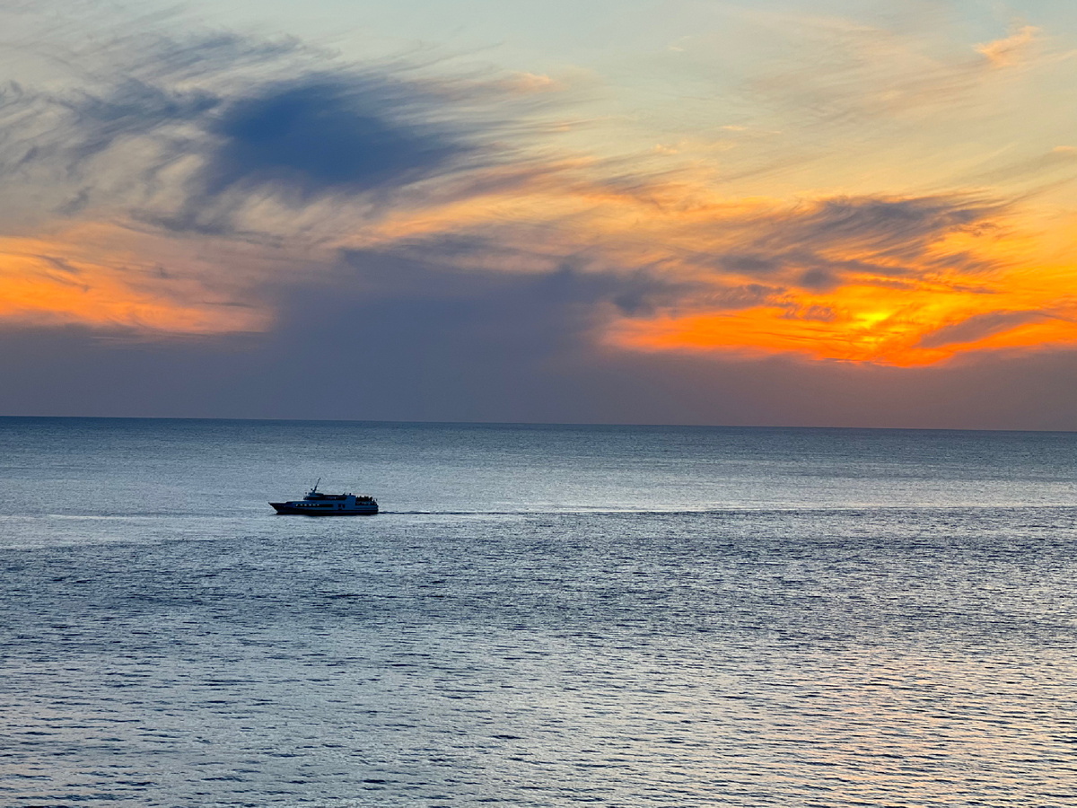 Недавно были на набережной и застали очень красивый закат 