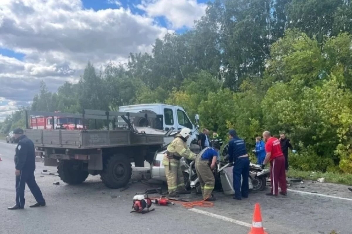    Три человека погибли в столкновении легковой и грузовика под Самарой