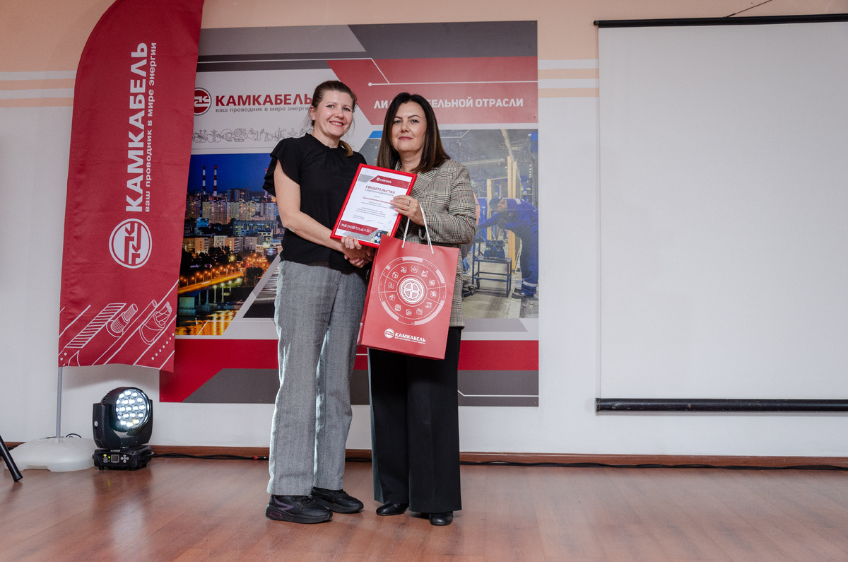 Свидетельство о занесении портрета на Доску почета А. С. Савиновской вручила директор по персоналу Е. В. Мизева. 25.10.2024 г.