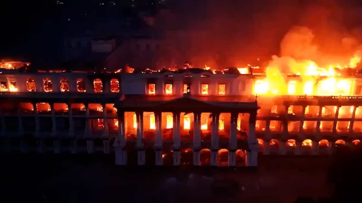 Пожал в комплексе Сингха Дурбар. Источник: https://www.dailymail.co.uk/news/article-15082875/Nepali-politician-chased-street-lynch-mob-Prime-Minister.html?ico=comment-anchor