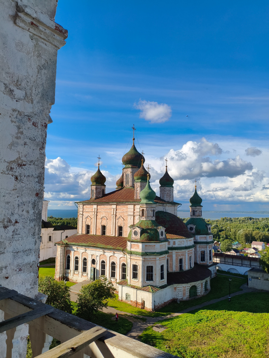 Вид с колокольни на Всехсвятскую церковь XVII век.