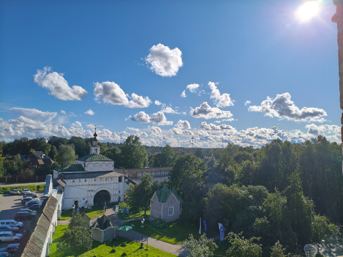 Вид с колокольни на Проездные ворота и Церковь Николая Чудотворца.