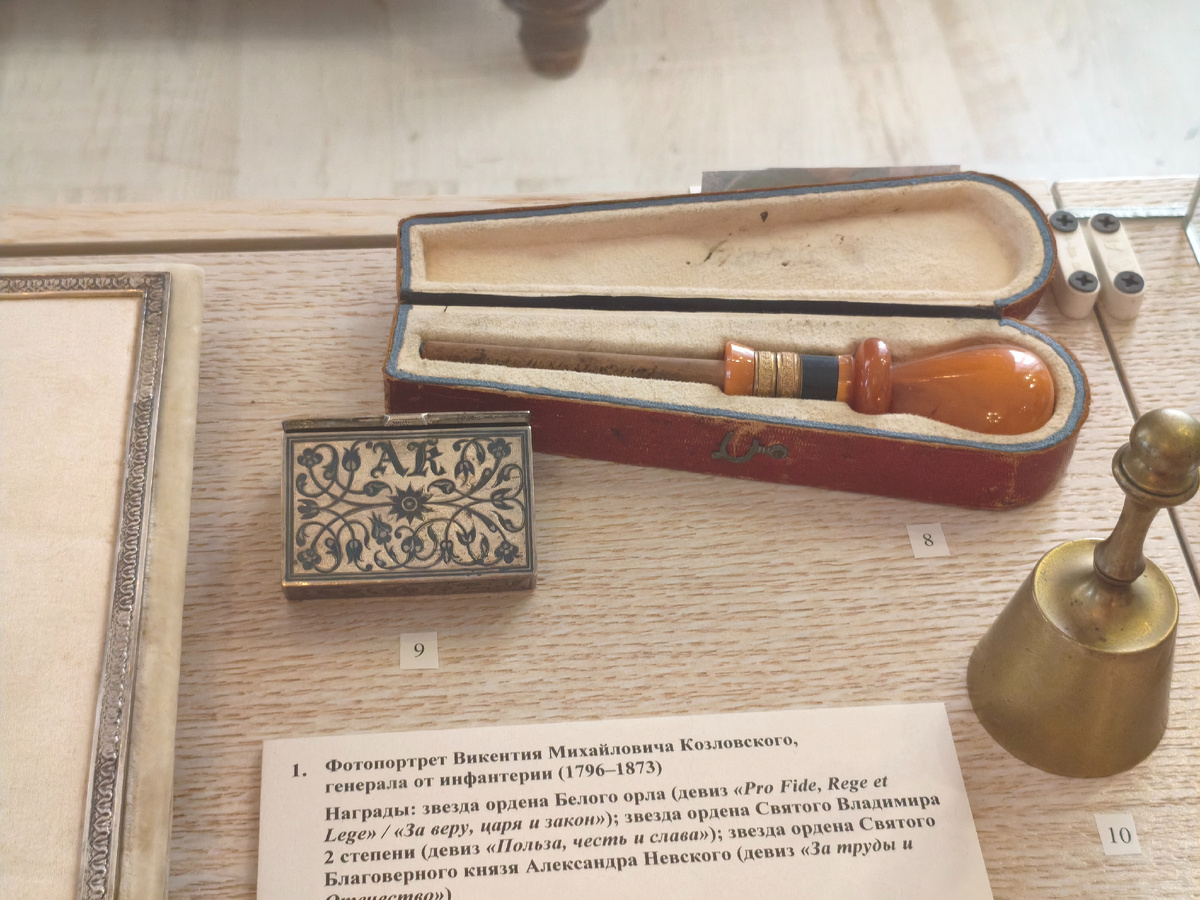 Коробочка с инициалами АК, серебро, Кавказ XIX век. и мундштук в футляре, 1830г, дерево, янтарь. 