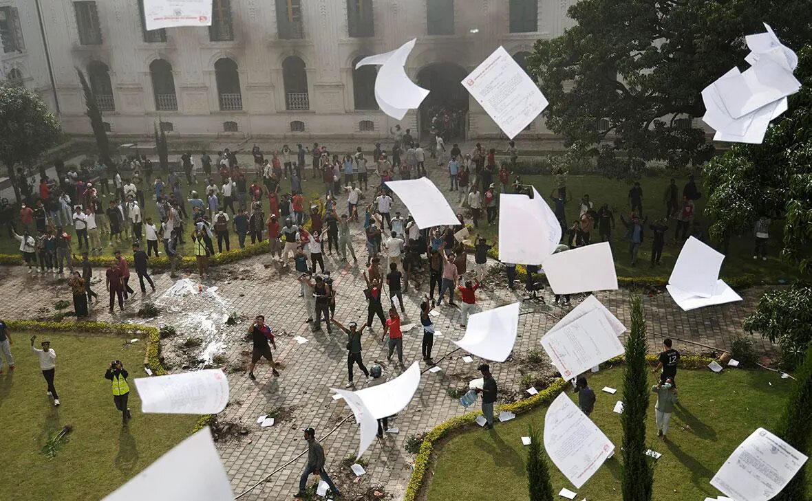    Демонстранты после штурма офисного комплекса Сингха Дурбар, в котором расположены офис премьер-министра и другие министерства, в Катманду, Непал, 9 сентября 2025 года Фото: Bikram Rai / Reuters Павел Евсеев