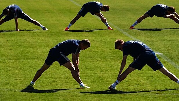 Футболисты сборной России, естественно, не пренебрегают разминкой!