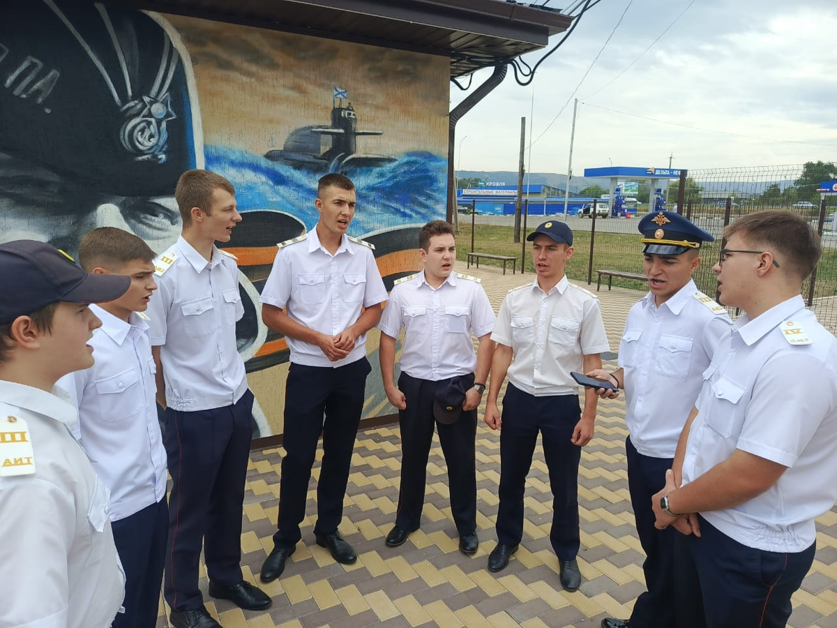 Студенты Артём Овчаров, Илья Киричук, Роман Орлов, Роман Уваров, Тимур Токарев и Максим Скибин разучивают очередную песню.