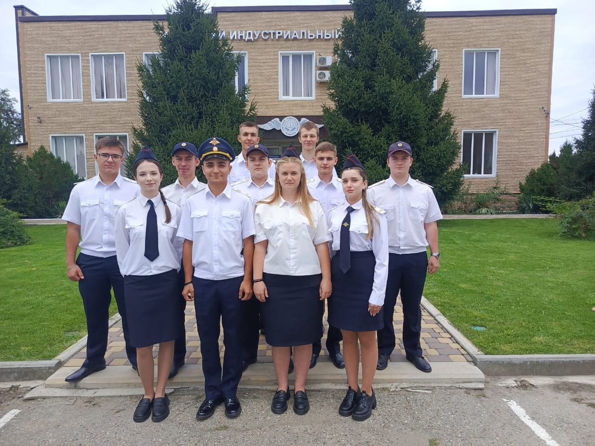 Участники первого в Мостовском районе студенческого ансамбля.