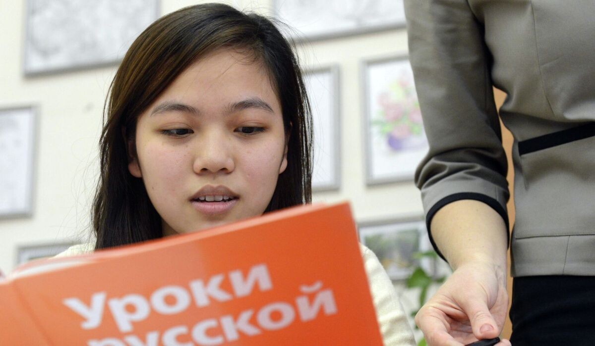     Учащаяся во время урока русского языка. Источник: © РИА Новости Автор фото: Илья Питалев