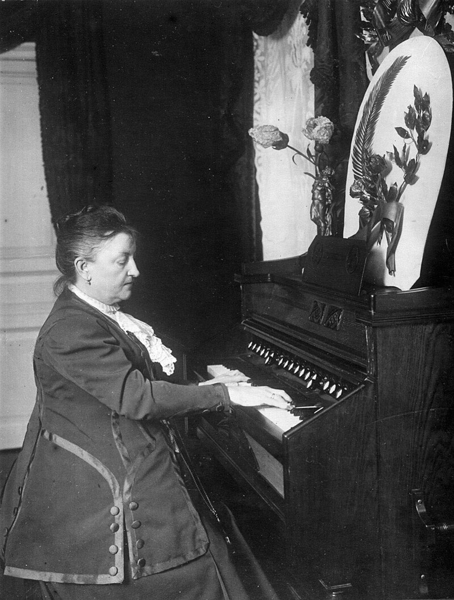 Профессор Петербургской консерватории А. Н. Есипова за фисгармонией