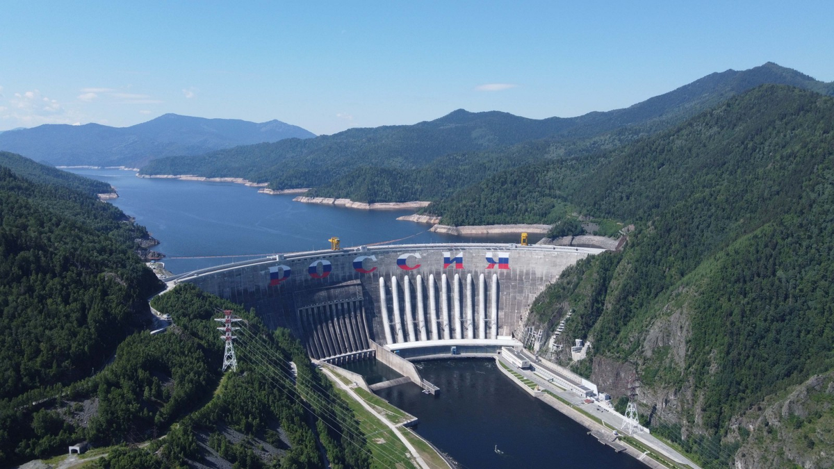 На фото самая мощная ГЭС нашей страны - Саяно-Шушенская
