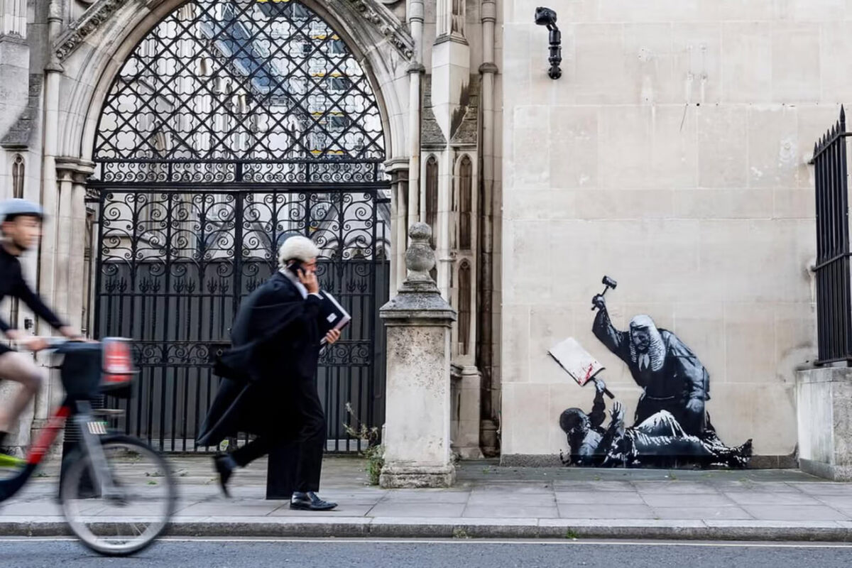    Граффити Бэнкси появилось на здании Королевского суда в Лондоне (фото 1)