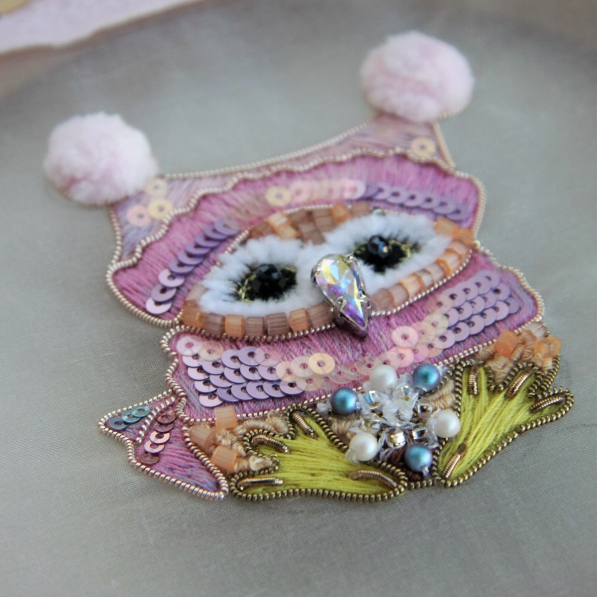 Держит в лапках кусочек зимней стужи