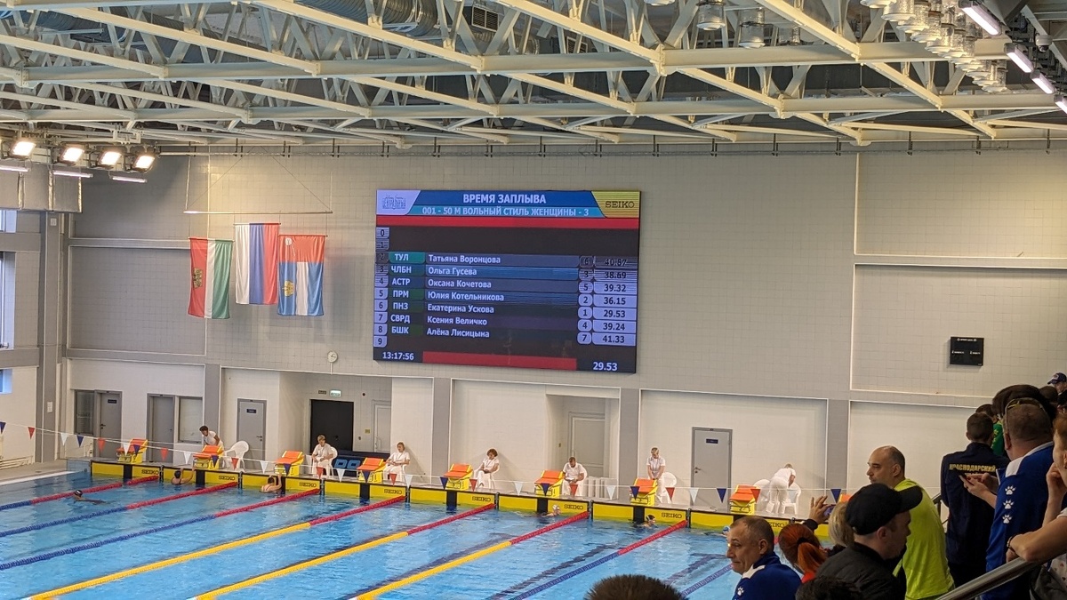 В бассейне Центрального дворца спорта скромной Калуги - сразу три чаши: 50-метровая с 10 дорожками, современном табло и трибунами на 1000 человека, 25-метровая с 10 дорожками и детская.