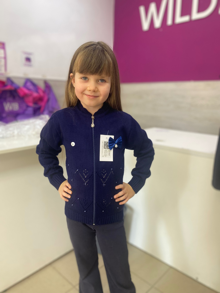 Фото автора. Кардиган номер 2! Эта кофточка ещё больше понравилась Сашке-растеряшке. Один бантик чего стОит! 🤩