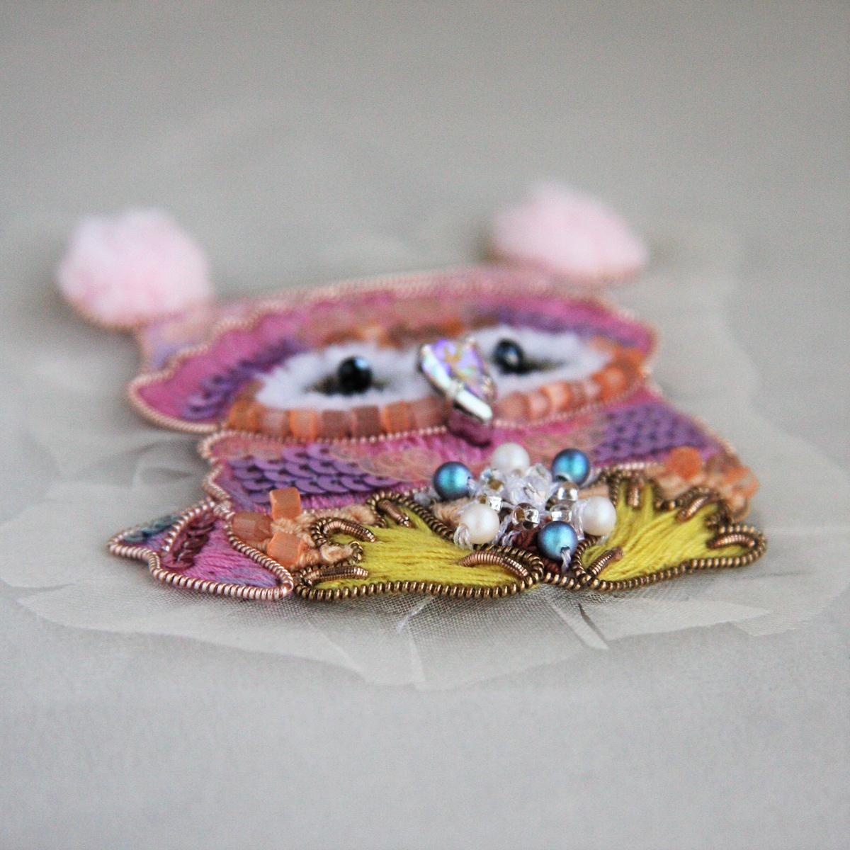 Не порежьте случайно вышивку 