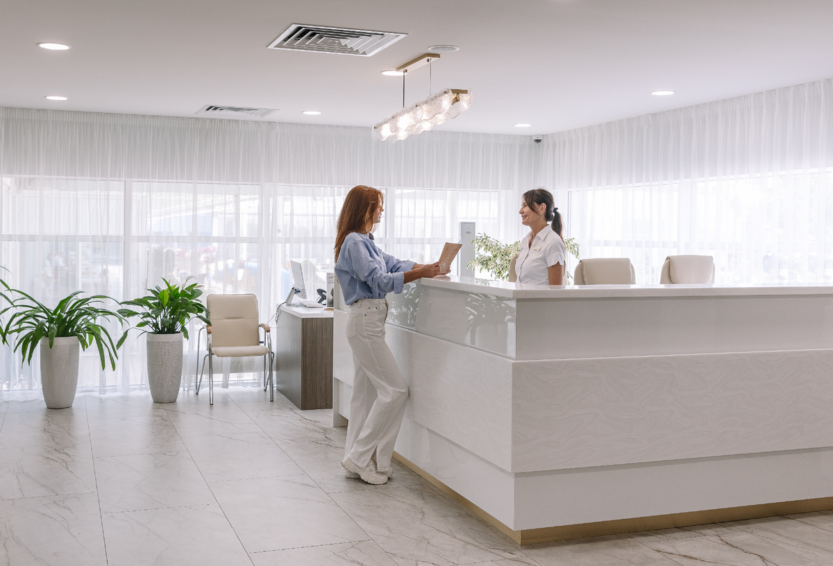 на фото: стойка информации санатория "Плаза СПА" г.Кисловодск