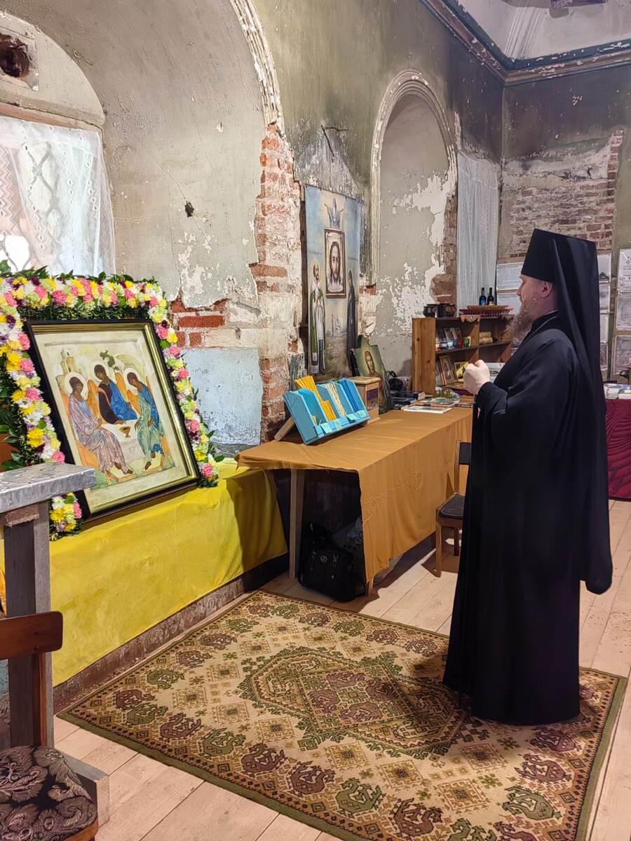 Молитва Владыки Калистрата перед списком иконы Троицы Андрея Рублева  впервые после Божестверной литургии в праздник святых первоверховных апостолов Петра и Павла о благополучии в работах по восстановлению уникального Троицкого храма 18 века в селе Кой и о здравии благодетеля Анатолия Борисовича Казакова. 12.07.2025 г.
