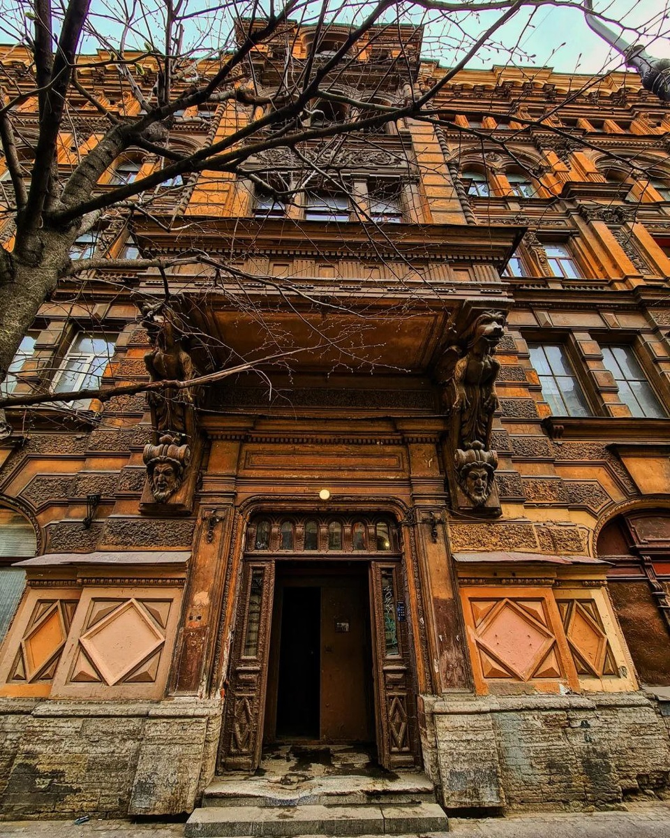 Двери этого дома очень любят использовать для фотосессий. Фото: Парадная гостья