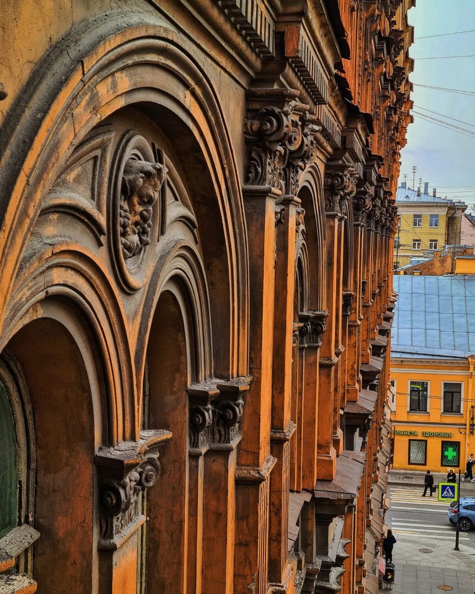 Фасад здания полон различных интересных деталей - так и привлекает взгляд. Фото: Парадная гостья