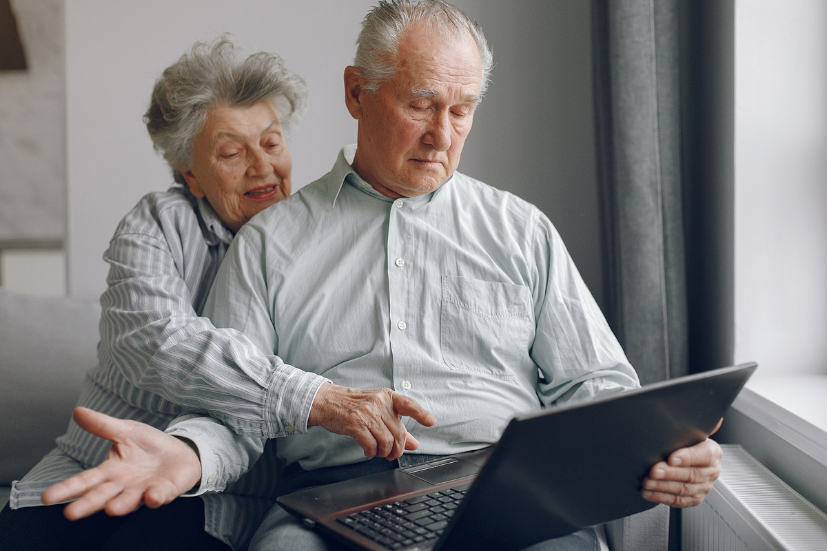 https://ru.freepik.com/free-photo/elegant-old-couple-sitting-home-using-laptop_7376584.htm#fromView=search&page=1&position=0&uuid=8018698b-f2c3-4b05-a235-e81f03e2512e&query=%D0%BF%D0%B5%D0%BD%D1%81%D0%B8%D0%BE%D0%BD%D0%B5%D1%80