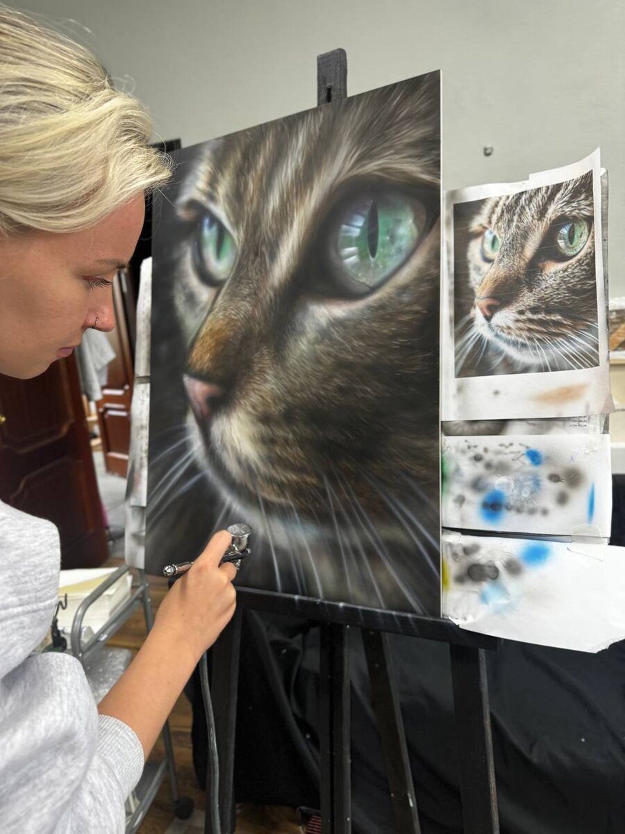 Реалистичное изображение кота аэрографом