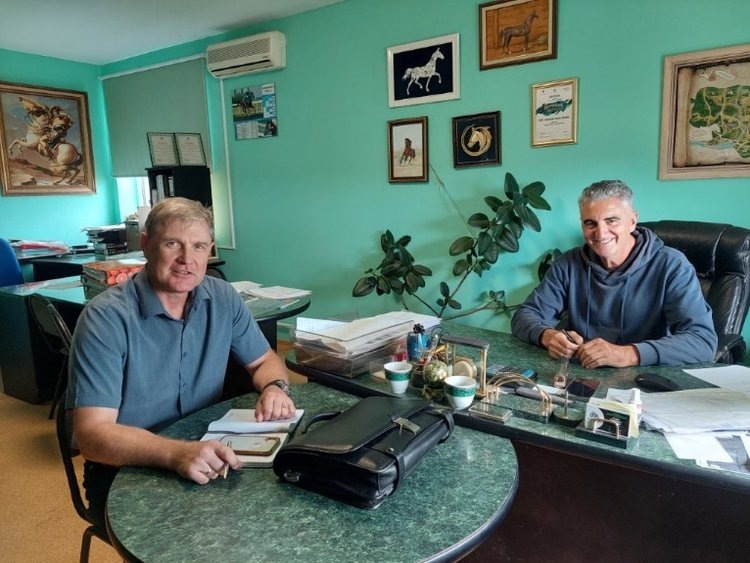 Глава Самарского представительства «Щёлково Агрохим» Андрей Григорьев (слева) и основатель конного завода «Ермак» Фёдор Ермоленко знают друг друга давно📷    Полцарства за коня!
