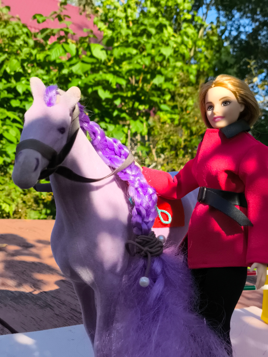 Холка там, где у Шарлотты рука.. 