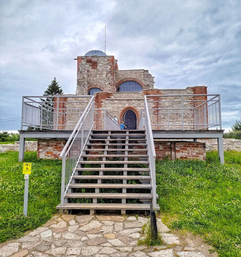 Остов церкви Благовещения на Рюриковом городище. Фото: Anastasya Petrova / Яндекс Карты